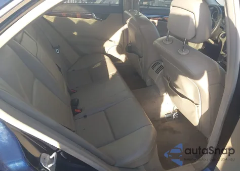 2013 Mercedes-Benz C 350 Sport z USA, uszkodzony, nr VIN WDDGF5HB8DA817352